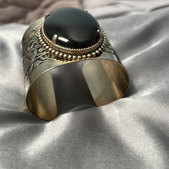 Vintage gold metal cuff bracelet with Onyx stone - Picture 3 of 6